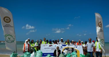 البيئة تشارك دول العالم بتنفيذ حملة لتنظيف 4 شواطئ بالإسكندرية.. صور