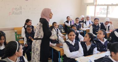 توزع حلوى على طالبات مدرسة الأقصر الإعدادية بالعام الدراسى الجديد.. صور