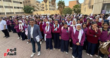 انضباط والتزام بالزى المدرسى.. انتظام حضور طالبات الجيزة فى العام الدراسى الجديد