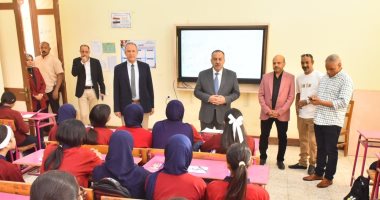 محافظ أسيوط يتفقد المدارس فى أول أيام الدراسة ويهنئ الطلاب بالعام الجديد