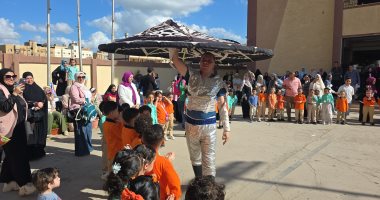 عروض تنورة وعرائس كرتونية.. احتفالات داخل مدارس دمياط.. فيديو وصور