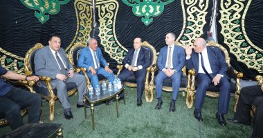 محافظ كفر الشيخ يقدم العزاء فى وفاة والدة مدير إدارة المرور
