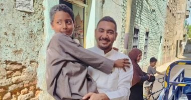 مشهد إنسانى.. معلم يحمل طالبا مصابا بكسر فى ساقه لتأدية اختبارات القرآن بقنا