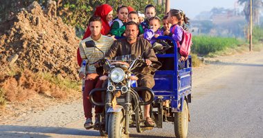 مشاهد الفرحة فى أول يوم دراسى.. "عجلة وزمزمية وتروسيكل"