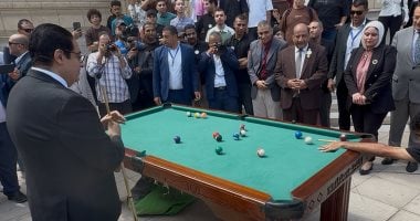 رئيس جامعة القاهرة يشارك الطلاب "چيم بلياردو" على هامش انطلاق العام الجامعى