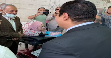 رئيس جامعة القاهرة لطالبة من ذوى الإعاقة: تسخير كل إمكانيات الجامعة حتى التفوق