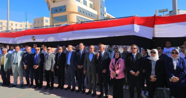 رئيس جامعة كفر الشيخ يشهد تحية العلم ويقدم التهنئة للطلاب.. فيديو وصور