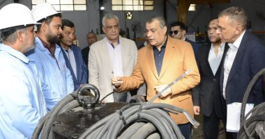 تُنتج لأول مرة فى مصر.. وزير الإنتاج الحربى يتابع مراحل تصنيع الطلمبات الغاطسة بشركة قها