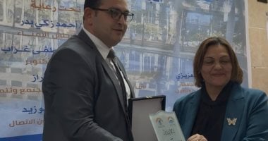 عميد إعلام 6 أكتوبر تكرم الزميل محمد صبحى بدرع الكلية في حفل استقبال الطلاب