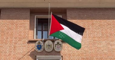 العالم هذا المساء.. رفع العلم الفلسطينى على مبنى البعثة الفلسطينية فى لندن.. وعشرات الآلاف من الإيطاليين يتحدون الطقس العاصف لإدانة المجازر فى غزة.. وهجوم إلكترونى وراء اضطرابات المطارات فى أوروبا.. صور وفيديو