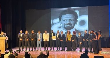 انهيار أرملة تيمور تيمور على مسرح ختام مهرجان بورسعيد السينمائى