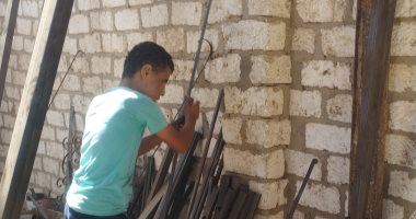 بطل من حديد.. "شنودة" كفيف ويعمل حدادا ومتفوق دراسيا (فيديو وصور)