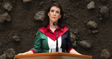 نائبة هولندية تخطف الأنظار بفستان علم فلسطين داخل البرلمان.. اعرف التفاصيل