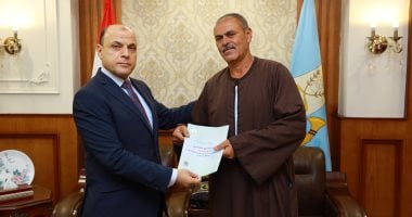 محافظ كفر الشيخ يسلم 26 عقد تقنين أراضى والانتهاء من تسليم 1450 عقدا