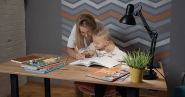 4 خطوات تساعد الأبناء على كتابة الواجبات.. فى أجواء هادئة وبدون عصبية
