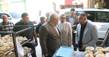 محافظ الوادي الجديد يمنح مكافأة لأحد المخابز بالخارجة لالتزامه بجودة إنتاج الخبز