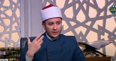 أمين الفتوى يوضح كيفية الصلاة على متن الطائرة ووسائل المواصلات.. فيديو