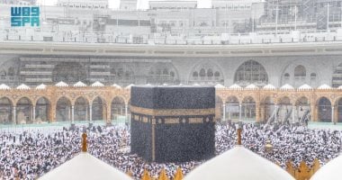 مشهد بديع التقطته الكاميرات.. سقوط أمطار على المسجد الحرام (صور)