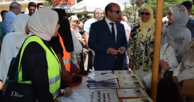 عميد طب قصر العينى يتابع انتظام الدراسة ويتفاعل مع الطلاب داخل الكلية