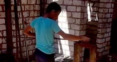 شنودة يتحدى الإعاقة البصرية ويعمل في ورشة حدادة