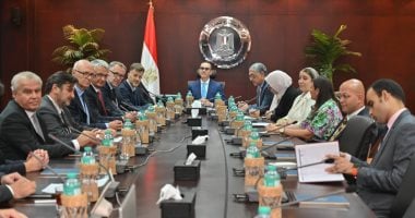 الخطيب يبحث مع شركات عالمية الاستثمار في قطاع السيارات والصناعات المغذية