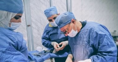 "الحصادة قطعتها".. فريق طبى بمستشفى كفر صقر يجرى جراحة دقيقة لإعادة كف مسن