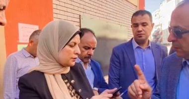 محافظ بور سعيد يحيل مديرة مدرسة للنيابة بسبب خروج طالبتين لشراء العيش.. فيديو