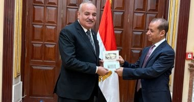 أول نائب يتسلم كارنيه الشيوخ 2025: قانون المحليات استحقاق عاجل