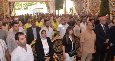 محافظ أسيوط يسلم 60 منزلاً و27 رأس ماشية و10 مشروعات للأسر الأولى بالرعاية