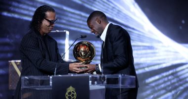 عثمان ديمبيلي يتسلم الكرة الذهبية من رونالدينيو وينهمر في البكاء.. صور