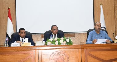 محافظ قنا يوجه بإنهاء ملفات التقنين والتعامل بمرونة مع المواطنين غير القادرين