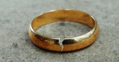 تفسير حلم الخاتم المكسور.. فترة عصيبة أو تحرر من قيود