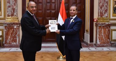 عادل ناصر عقب استخراج كارنيه الشيوخ: خدمة المواطن ودعم التنمية أولوياتى