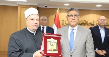 محافظ الجيزة يكرم مديرى مديريتى الأوقاف والصحة السابقين لانتهاء مدة خدمتهما