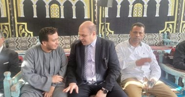وكيل تعليم قنا يؤدي واجب عزاء مدير مدرسة توفي بعد طابور الصباح
