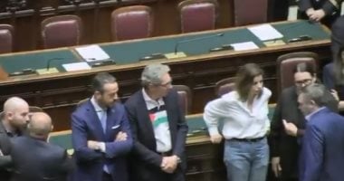 نواب يحتلون قاعة البرلمان الإيطالى للمطالبة بمحاسبة إسرائيل.. فيديو