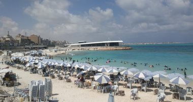 إقبال متوسط وهدوء بالشواطئ وعشاق مطروح والساحل الشمالى يودعون الشواطئ