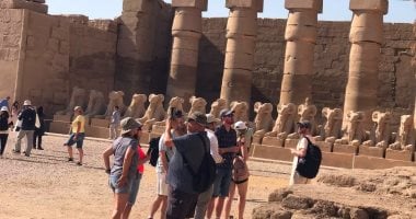 أجواء ساحرة ومميزة.. السائحون يستمتعون بزيارة المعابد فى الأقصر.. صور