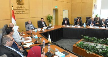 وزير الإسكان يستعرض مع محافظ القاهرة الموقف التنفيذى لعدد من المشروعات