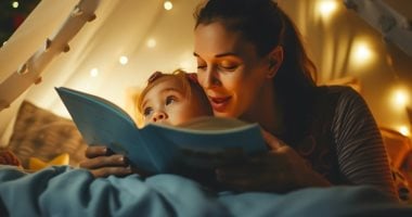 مش مجرد حدوتة.. اعرفى تأثير حكايات قبل النوم على طفلك
