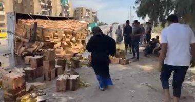 انقلاب سيارة نصف نقل محملة بكراتين زيت تموين بالغربية