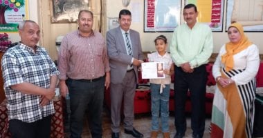 مدير تعليم سوهاج يكرم الفائزة بالمركز الأول فى مسابقة الفنون المسرحية