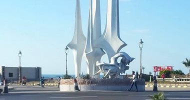 حكاية تمثال السلسلة بالإسكندرية.. اسمه الحقيقى الأشرعة الأربعة.. صممه النحات المصرى فتحى محمود  بجسد شكل ثور وفتاه جميلة تدل على الإسكندرية.. والمواطنون يلتقطون الصور التذكارية معه.. صور 