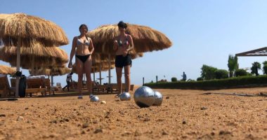 "البوتشى".. لعبة الكرة الحديدية ذات الأصل الرومانى من أكبر الأنشطة الرياضية فى فنادق البحر الأحمر.. يعشقها السياح ويتم ممارستها على الرمال.. انتشرت فى إيطاليا ثم الدول الأوروبية تشبه البلياردو ولها عشاقها.. صور