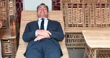 السفير الفرنسى يتفقد الأماكن الآثرية برشيد ويستلقى على سرير من الجريد