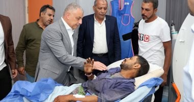 محافظ الإسماعيلية يزور عامل بحى ثالث أصيب أثناء أداء عمله صدمته سيارة