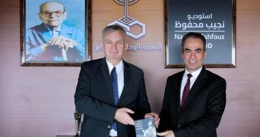 السفير الألمانى يزور ستوديو نجيب محفوظ والمسلمانى يهديه نسخة من أغانى أم كلثوم