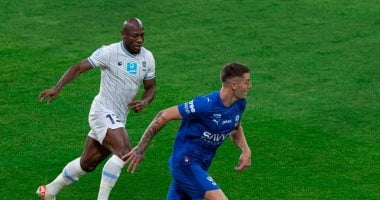 الهلال يقلب تأخره إلى تقدم أمام الأخدود في الشوط الأول بالدوري السعودي