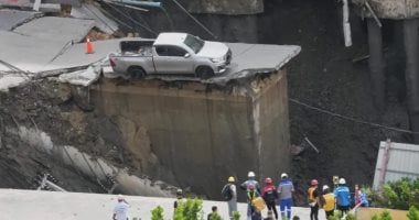 انهيار أرضى عملاق يبتلع الطريق بسبب أعمال إنشاء محطة مترو فى بانكوك.. فيديو