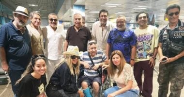 إصابة المخرج عمر عبد العزيز وظهوره على كرسى متحرك